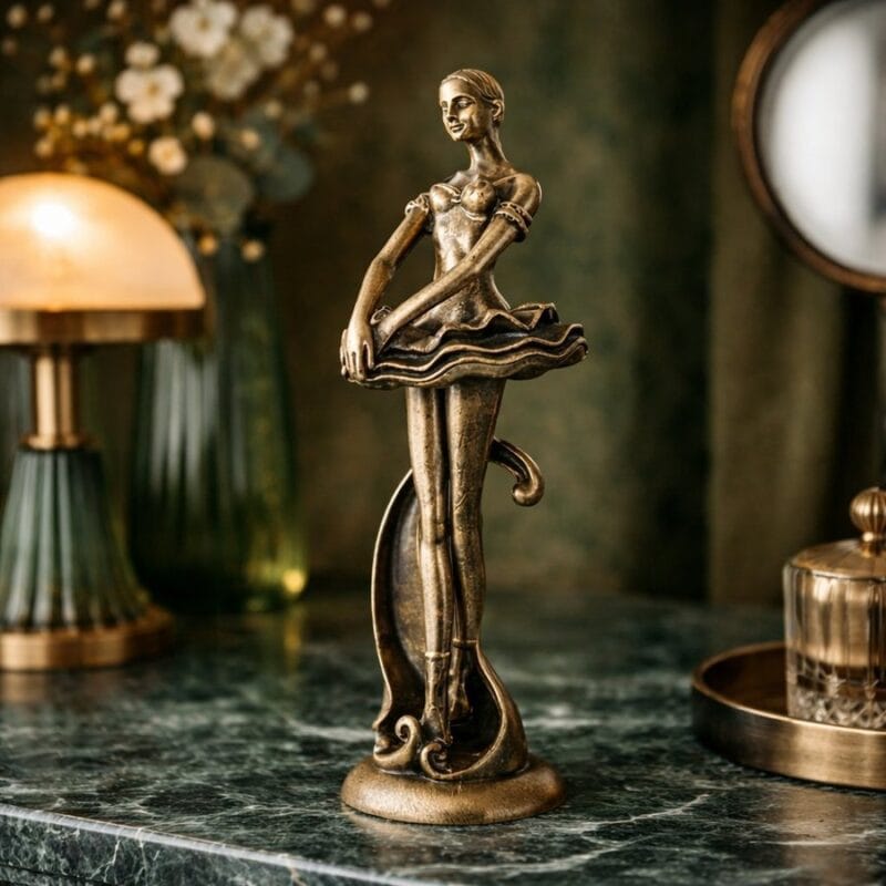 Dekorativ ballerina i gjutjärn med elegant form och mjuka linjer. En stilfull inredningsdetalj som skapar ett vackert blickfång i hemmet. Höjd 49 cm.