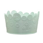 Blomkrukan Daisy kommer med somrig charm. Rund kruka i plåt med reliefmönster av prästkragar runt om. Lekfull spetskant och blommig design. Dia 18,5 cm.