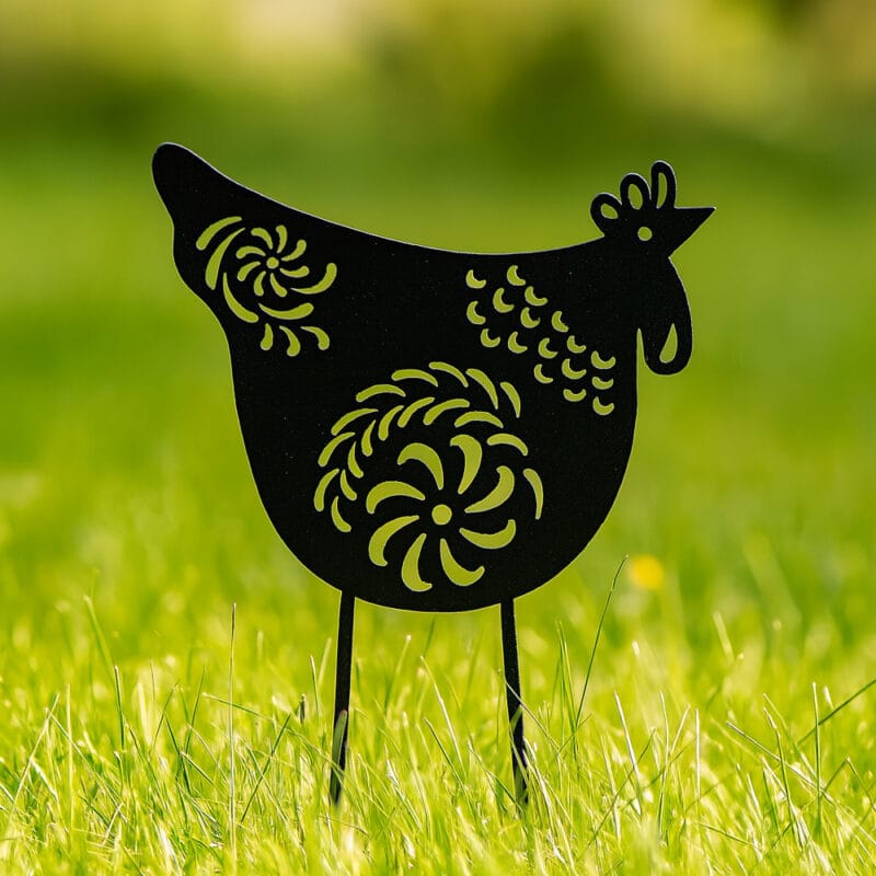 Trädgårdsdekoration höna i svart metall, för dig som gillar lantlig charm eller bara vill sprätta upp stämningen lite i trädgården.