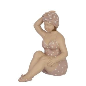 Kvinna i baddräkt. En charmig inredningsdetalj tillverkad i polyresin. Mått 20x10x22 cm (lxbxh).