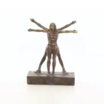 Skulptur av man i polyresin, i stil med Leonardo da Vincis den vitruvianske mannen. Mått: 25x7x27 (bxdxh).