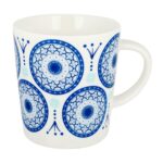 Vit mugg i porslin med fint blått mönster. Muggen rymmer 3 dl och har måtten 11x9x8 cm. Tål mikro och maskindisk.