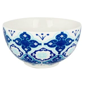 Lite större skål i vitt porslin med mönster i blått. Skålen rymmer 7,5 dl och har måtten 15x8x15 cm.