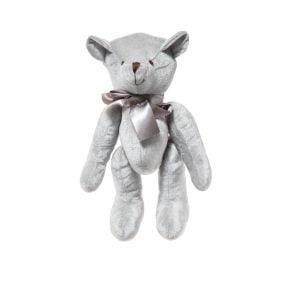 Fin grå nallebjörn med sidenrosett, höjd 40 cm. Det går att röra på armar och ben. Nallen är i textil.