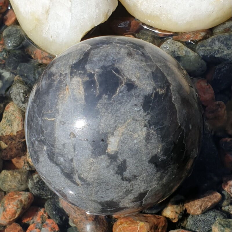 Klot i marmor för dekoration både inomhus och utomhus. En enkel och effektfull dekoration som låter materialet tala för sig själv.