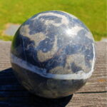 Klot i marmor för dekoration både inomhus och utomhus. En enkel och effektfull dekoration som låter materialet tala för sig själv.