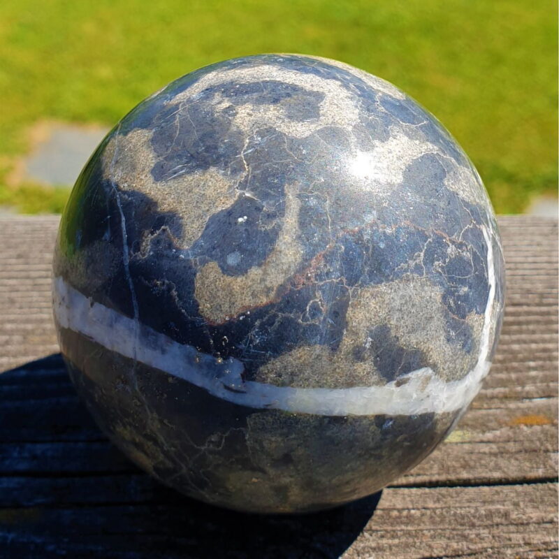 Klot i marmor för dekoration både inomhus och utomhus. En enkel och effektfull dekoration som låter materialet tala för sig själv.