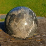 Klot i marmor för dekoration både inomhus och utomhus. En enkel och effektfull dekoration som låter materialet tala för sig själv.