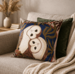 Kuddfodral 45×45 cm i bomull med tryckt ugglemönster av Parvathy Balasubramani för Svanefors. Pipingkant runtom, dragkedja bak, OEKO-TEX certifierad.