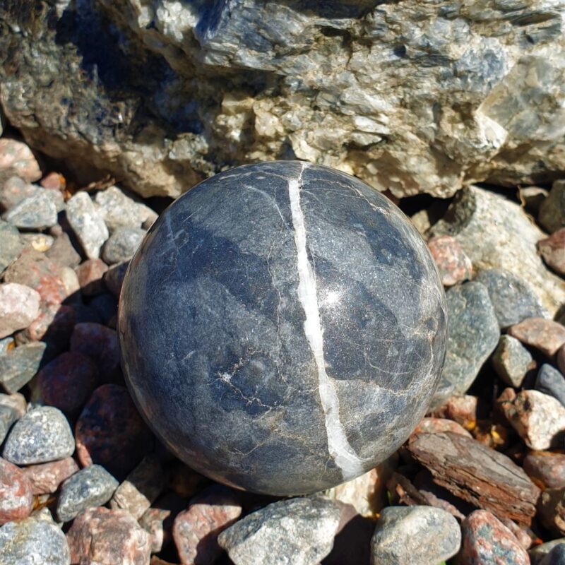 Klot i marmor för dekoration både inomhus och utomhus. En enkel och effektfull dekoration som låter materialet tala för sig själv.