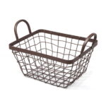 Rektangulär korg i metall med handtag. Mått 28x23x15 cm (lxbxh).