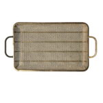 Bricka i mässingsfärgad metall med genombruten dekor. Stilren och dekorativ serveringsbricka med handtag, perfekt för både servering och som inredningsdetalj.