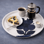 Serveringsbricka Blå Aster 38 cm av Stig Lindberg. Svensktillverkad och FSC certifierad laminatbricka med ikoniskt blått blommotiv. Designklassiker för fika och servering.