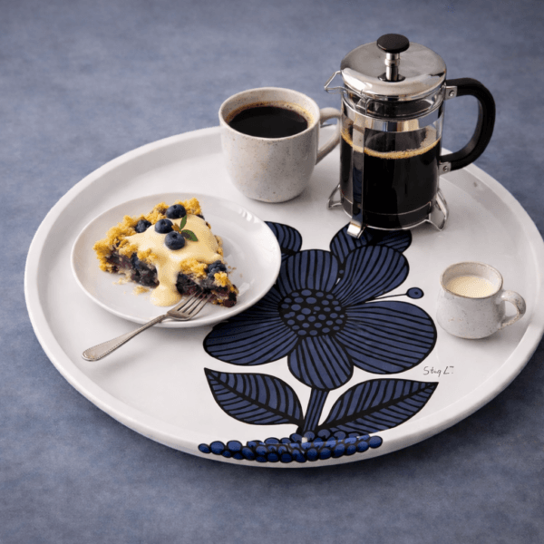 Serveringsbricka Blå Aster 38 cm av Stig Lindberg. Svensktillverkad och FSC certifierad laminatbricka med ikoniskt blått blommotiv. Designklassiker för fika och servering.