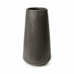 Varmgrå vas i keramik med hög avsmalnande form och vertikala räfflor. En stilren inredningsdetalj med ett grafiskt uttryck. Ø 15 cm H 30 cm.