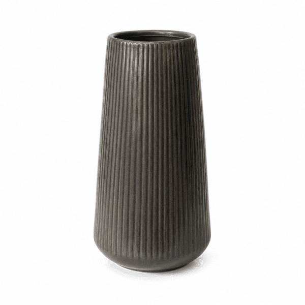Varmgrå vas i keramik med hög avsmalnande form och vertikala räfflor. En stilren inredningsdetalj med ett grafiskt uttryck. Ø 15 cm H 30 cm.