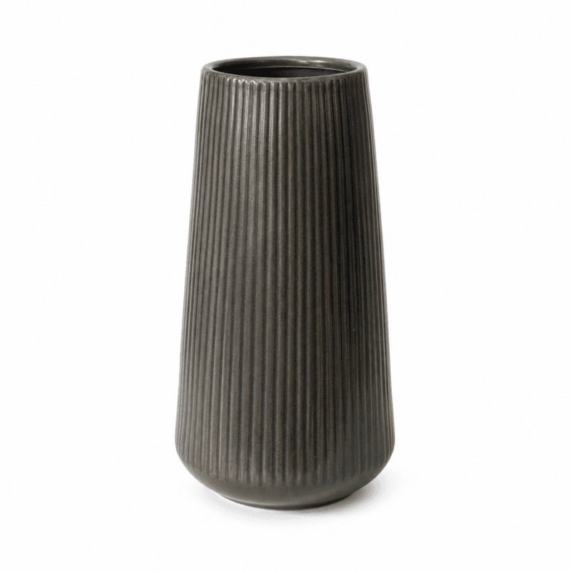 Varmgrå vas i keramik med hög avsmalnande form och vertikala räfflor. En stilren inredningsdetalj med ett grafiskt uttryck. Ø 15 cm H 30 cm.