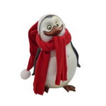 En lite småtokig och helt underbar julprydnad i form av en pingvin i vintagelook med tomteluva och halsduk. Tillverkad i polyresin med textildetaljer. Mått 25x18x15 cm (lxbxd).