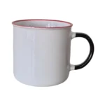Mugg i vitt porslin med kant och handtag i kontrasterande färg. Designen påminner om den klassiska emaljmuggen, men denna är i porslin.