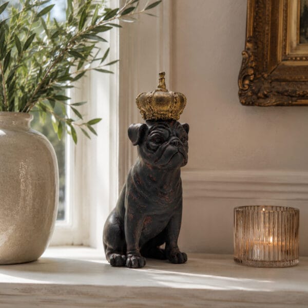 Dekorativ hund i polyresin med brun finish och guldfärgad krona. En charmig och karaktärsfull inredningsdetalj för hylla, byrå eller fönster.