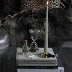 Stilren och minimalistisk ljusstake i mässing. Vacker som solitär och i grupp. Diameter 9 cm, innermått ljushållaren 2,3 cm.