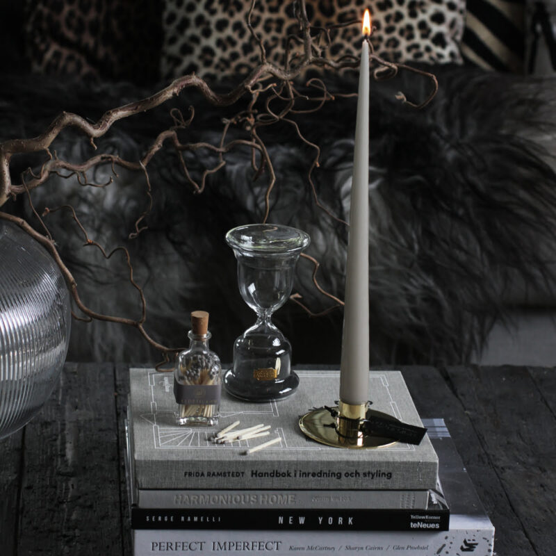 Stilren och minimalistisk ljusstake i mässing. Vacker som solitär och i grupp. Diameter 9 cm, innermått ljushållaren 2,3 cm.