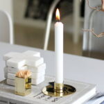 Stilren och minimalistisk ljusstake i mässing. Vacker som solitär och i grupp. Diameter 9 cm, innermått ljushållaren 2,3 cm.