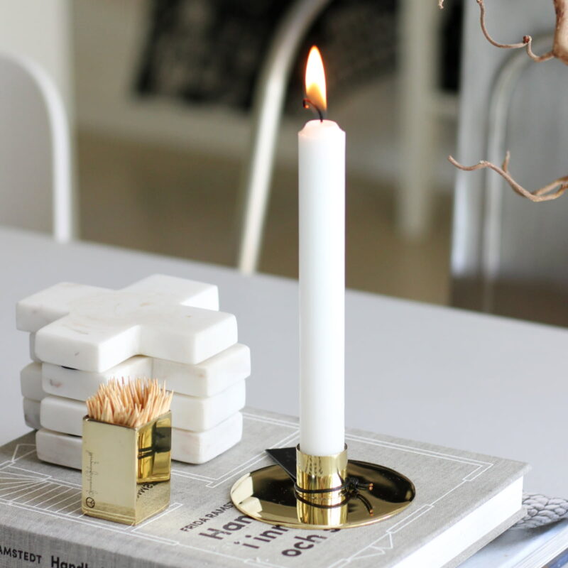 Stilren och minimalistisk ljusstake i mässing. Vacker som solitär och i grupp. Diameter 9 cm, innermått ljushållaren 2,3 cm.