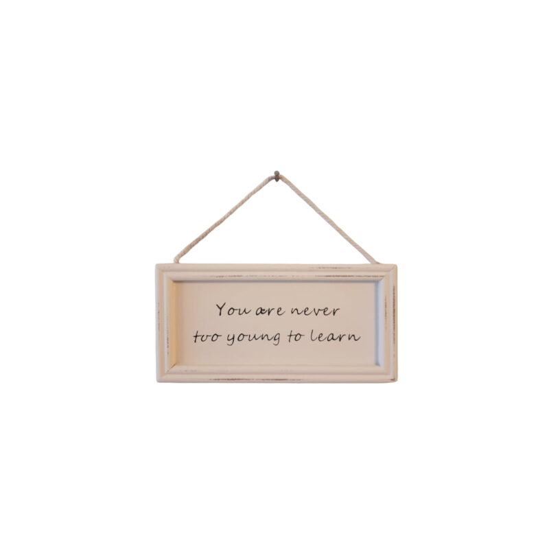 Liten träskylt i vintagestil med text att hänga på väggen eller dörren.