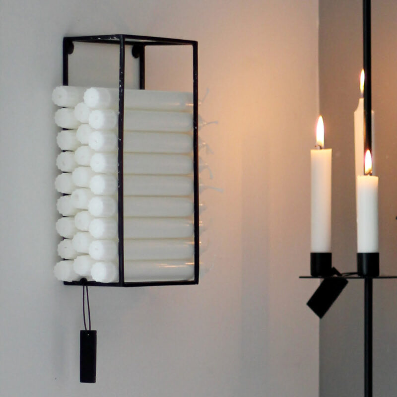 Vägghängd förvaring för stearinljus, rymmer cirka 30 ljus. Praktisk förvaring som samtidigt blir en snygg detalj på väggen. Tillverkad i metall, mått 25x14x7,5 cm (hxbxd).