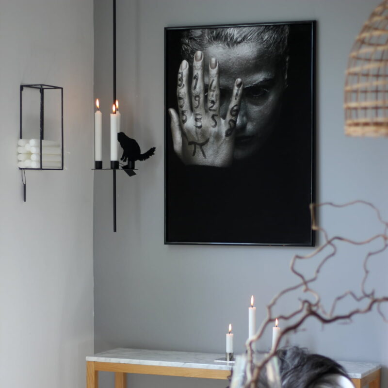 Vägghängd förvaring för stearinljus, rymmer cirka 30 ljus.