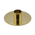 Stilren och minimalistisk ljusstake i mässing. Vacker som solitär och i grupp. Diameter 9 cm, innermått ljushållaren 2,3 cm.