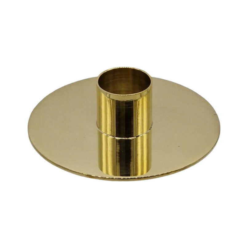 Stilren och minimalistisk ljusstake i mässing. Vacker som solitär och i grupp. Diameter 9 cm, innermått ljushållaren 2,3 cm.