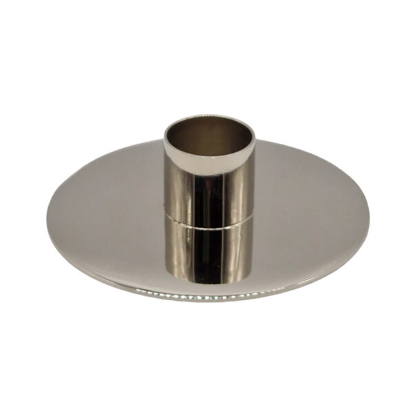 Stilren och minimalistisk ljusstake i silverfärgad metall. Vacker som solitär och i grupp. Diameter 9 cm, innermått ljushållaren 2,3 cm.