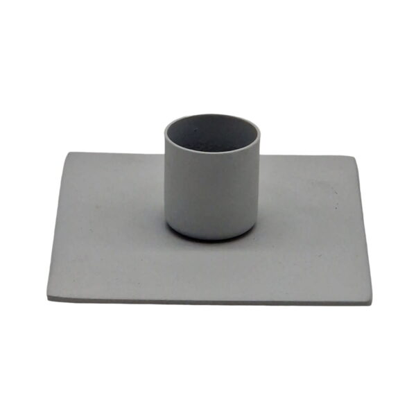 Stilren och minimalistisk ljusstake i grå metall. Vacker som solitär och i grupp. Mått 7,5x7,5 cm.