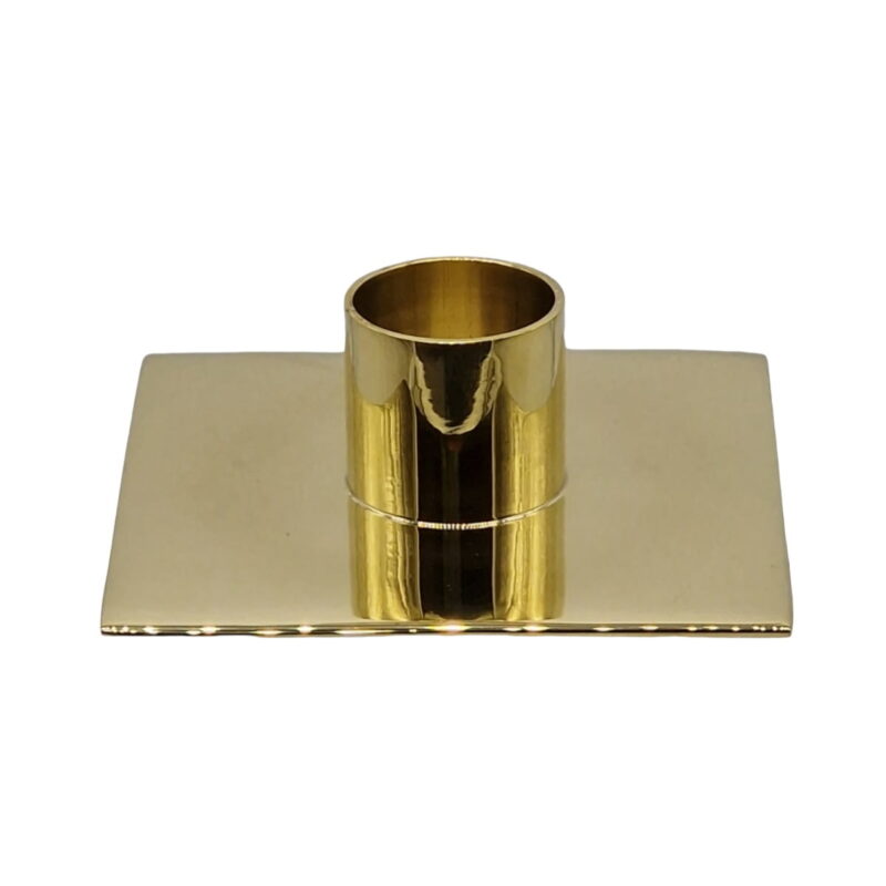 Stilren och minimalistisk ljusstake i mässing. Vacker som solitär och i grupp. Mått 7,5x7,5 cm.