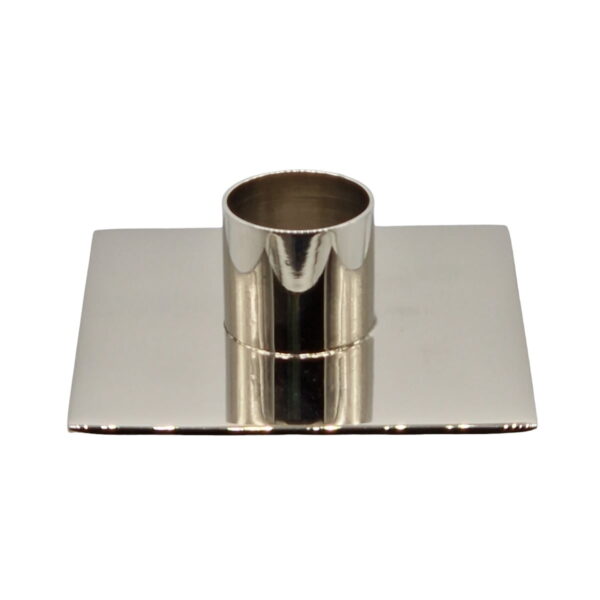 Stilren och minimalistisk ljusstake i silverfärgad metall. Vacker som solitär och i grupp. Mått 7,5x7,5 cm.