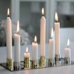 Stilren och minimalistisk ljusstake. Vacker som solitär och i grupp. Mått 7,5x7,5 cm.