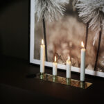 Stilren och minimalistisk ljusstake i mässing. Vacker som solitär och i grupp. Mått 7,5x7,5 cm.