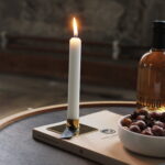 Stilren och minimalistisk ljusstake i mässing. Vacker som solitär och i grupp. Mått 7,5x7,5 cm.