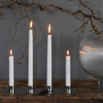 Stilren och minimalistisk ljusstake i silverfärgad metall. Vacker som solitär och i grupp. Mått 7,5x7,5 cm.