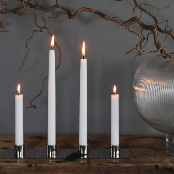 Stilren och minimalistisk ljusstake i silverfärgad metall. Vacker som solitär och i grupp. Mått 7,5x7,5 cm.