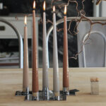 Stilren och minimalistisk ljusstake i silverfärgad metall. Vacker som solitär och i grupp. Mått 7,5x7,5 cm.