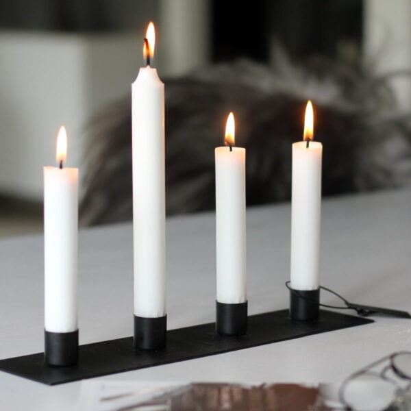 Stilren och minimalistisk ljusstake i svart metall. Vacker som solitär och i grupp. Mått 7,5x7,5 cm.