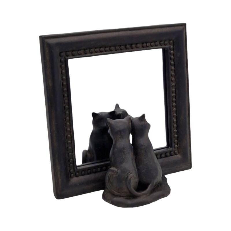 Charmig bordsspegel i polyresin med två katter sittandes framför spegeln. Mått 17x16x6 cm (hxbxd).