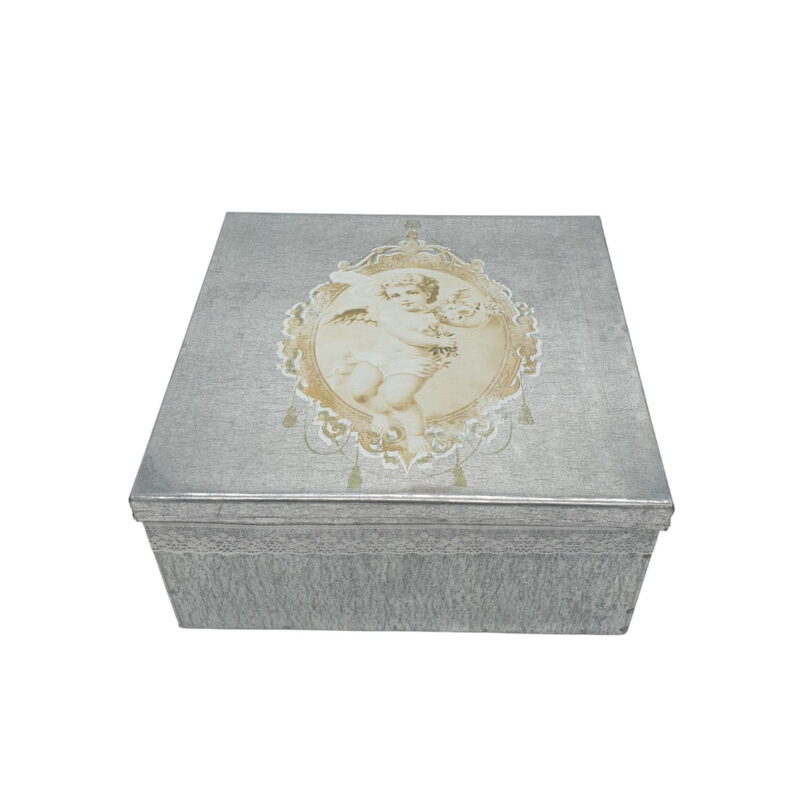 Dekorativ plåtlåda i förzinkad plåt med vackert ängelmotiv på locket. Perfekt till smycken, små minnessaker eller som en vacker detalj i inredningen.