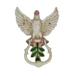 Dörrkläpp i bemålat gjutjärn i form av en duva. Mått 22x17x3,5 cm (hxbxd).