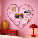 Hjärthållare i röd metall för foton, vykort och meddelanden. En personlig väggdetalj som lyfter rummet och gör dina minnen synliga i vardagen.