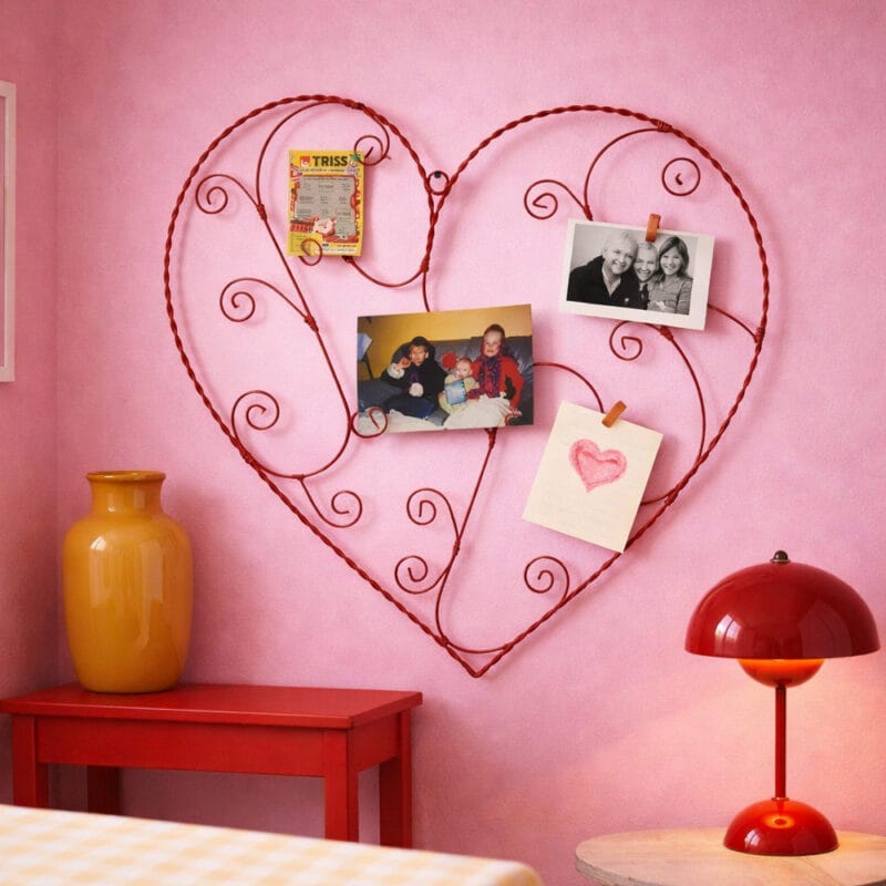 Hjärthållare i röd metall för foton, vykort och meddelanden. En personlig väggdetalj som lyfter rummet och gör dina minnen synliga i vardagen.