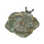 Blomformat fågelbad i grön metall med varma guldtoner. Dekorativ detalj för trädgård och uteplats, perfekt som liten vattenplats för fåglar.